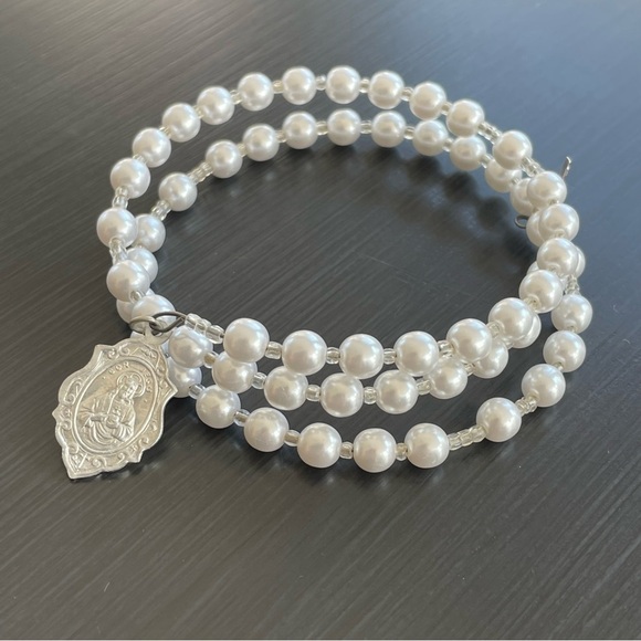 Pearl Seed Bead Coil Bracelet with Religious Charms Vtg - Picture 3 of 13